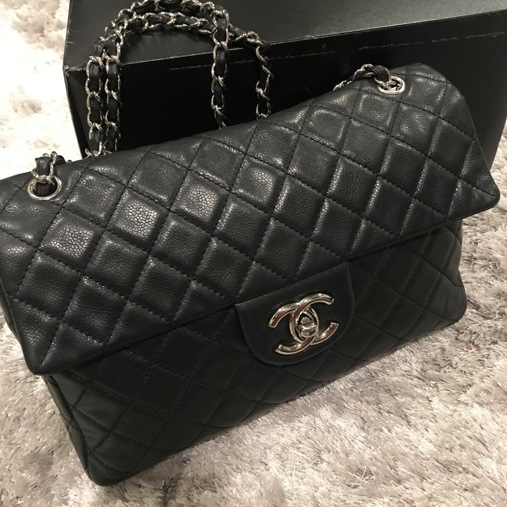 Chanel quilted handbag caviar
